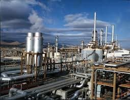 Construcción de una nueva refinería para la producción de gasolina y diésel.