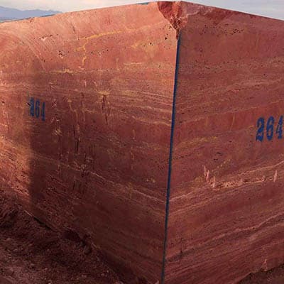 Bloc de travertin rouge