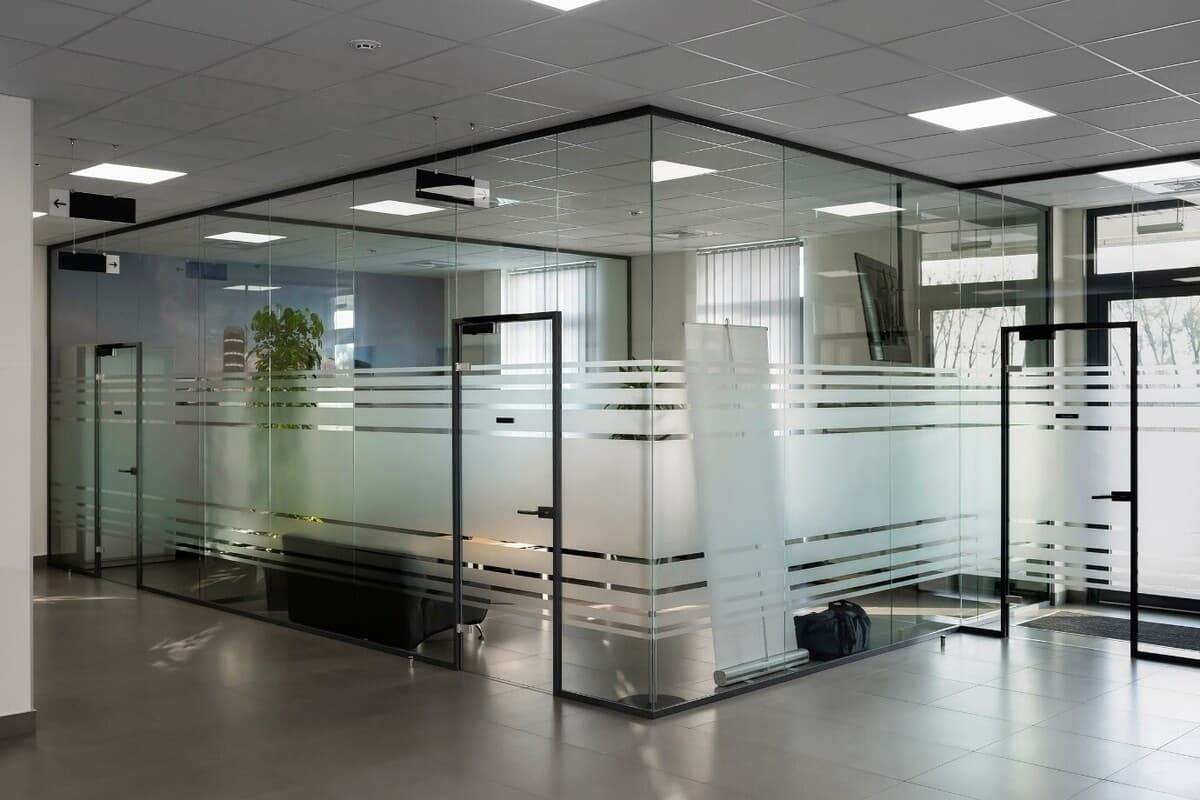 División de vidrio en oficinas de trabajo