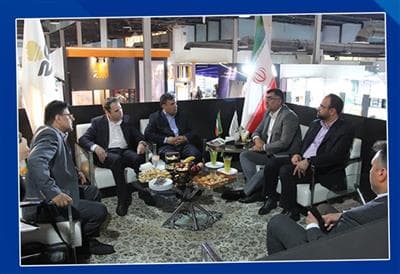 Visita del director general de la petroquímica de Masjed Soleiman a la exposición de la industria financiera.