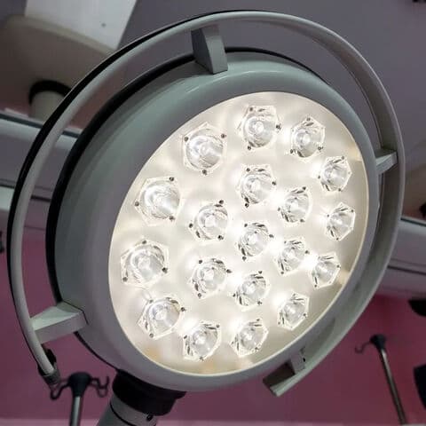 Die Klinik 200ZN verwendet zahnmedizinische LED-Ausrüstung, einschließlich Operationslampen und chirurgischem Licht.
