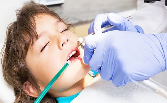 Control del miedo de los niños hacia los equipos de la unidad dental.