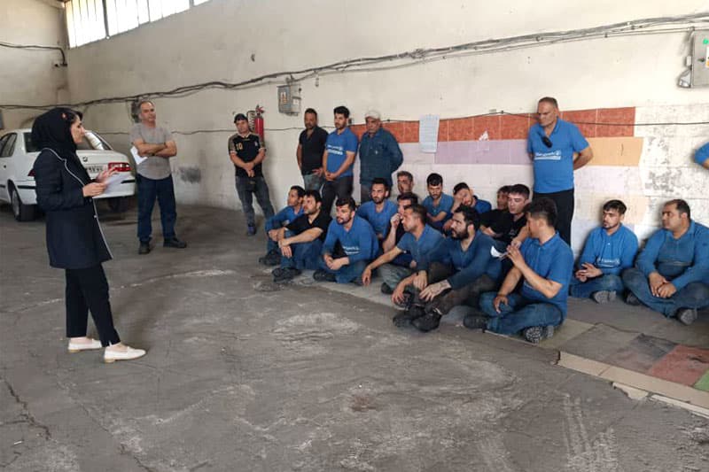 Organisation d'une réunion sur la sécurité générale et l'hygiène personnelle à l'usine Kasra Saran