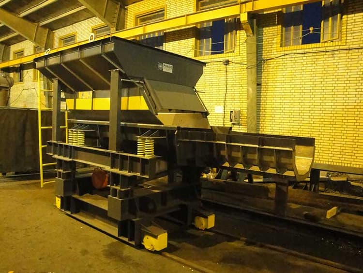 Dispositivo di ricarica per forno di fusione