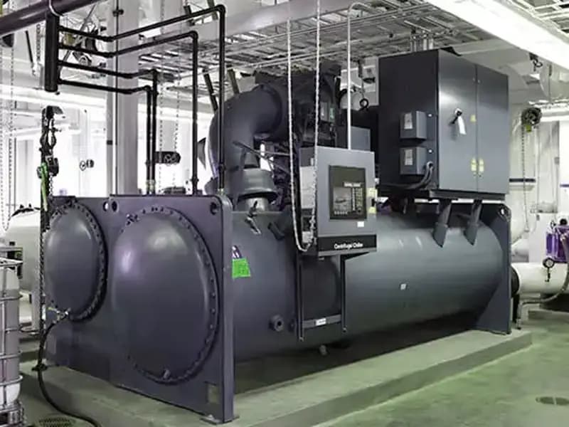 Using low-consumption compression chillers with a COP above 5 in commercial buildings