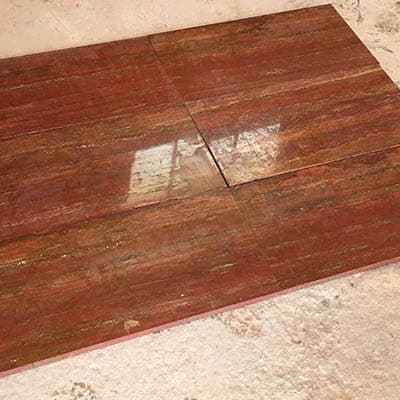 travertin rouge en tuiles