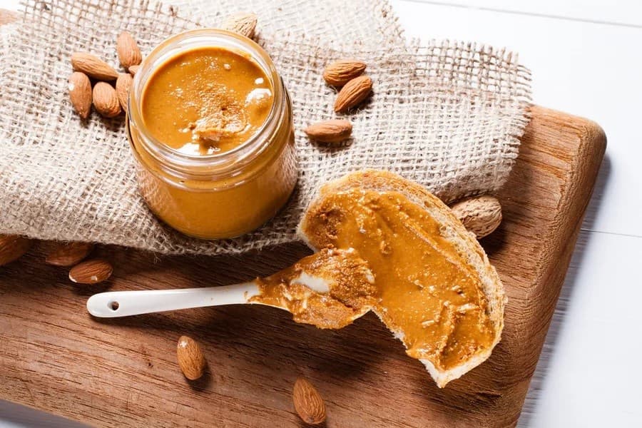 ¿Qué es la mantequilla de almendra y qué propiedades tiene?