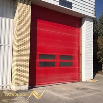 Sécurité et rapidité dans un cadre : Portes automatiques industrielles pour environnements très fréquentés