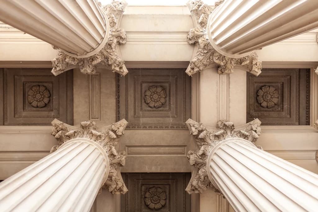 ¿Cómo las columnas y los pilares de piedra embellecen la decoración clásica de las casas?