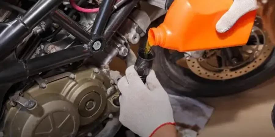 Motoröl für Viertakt-Motorräder: Die ideale Wahl für optimale Leistung bei hohen Drehzahlen