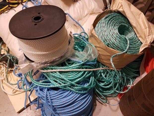 Fishing ropes and solutions to reduce marine microplastics