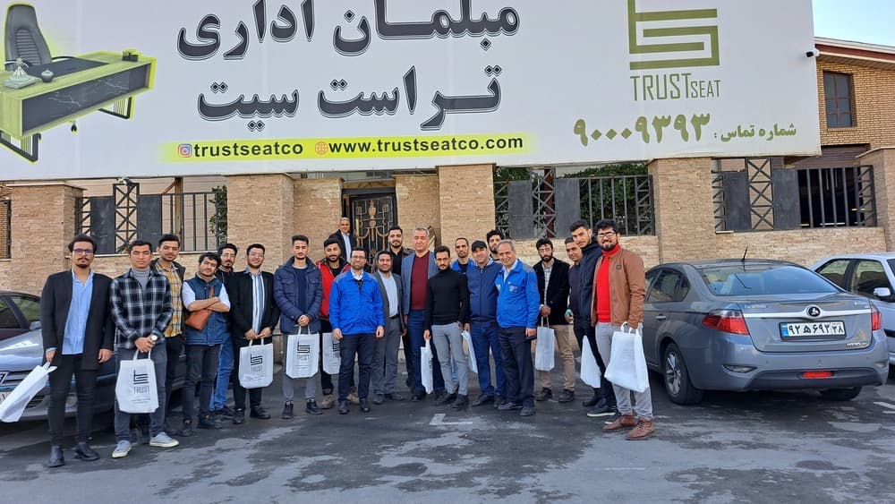 Visita de los estudiantes seleccionados de la carrera de Ingeniería de Maderas y Muebles de la Facultad Técnica de la Re